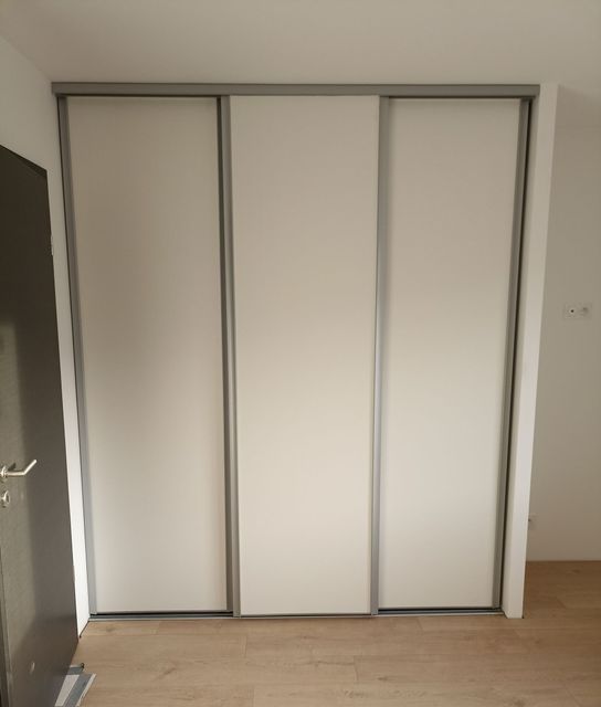 Un dressing blanc fermé