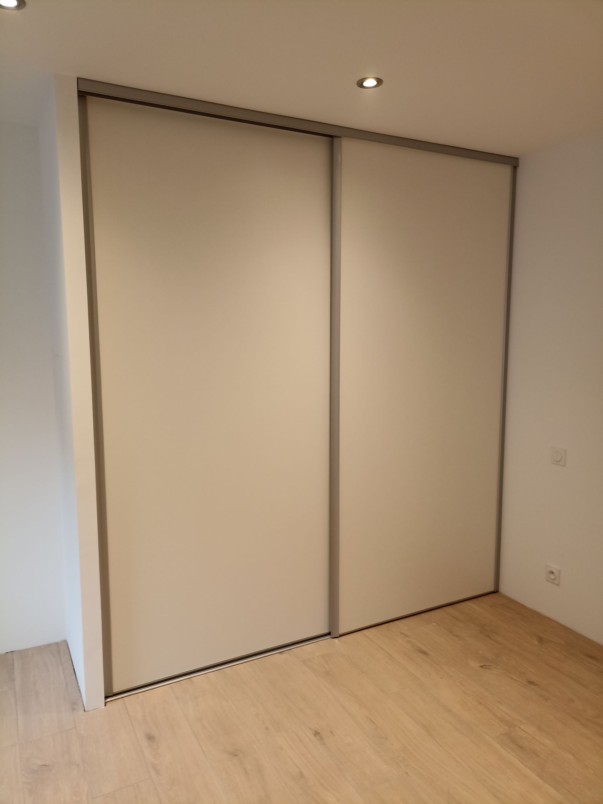 Placard blanc avec portes coulissantes sur mesure
