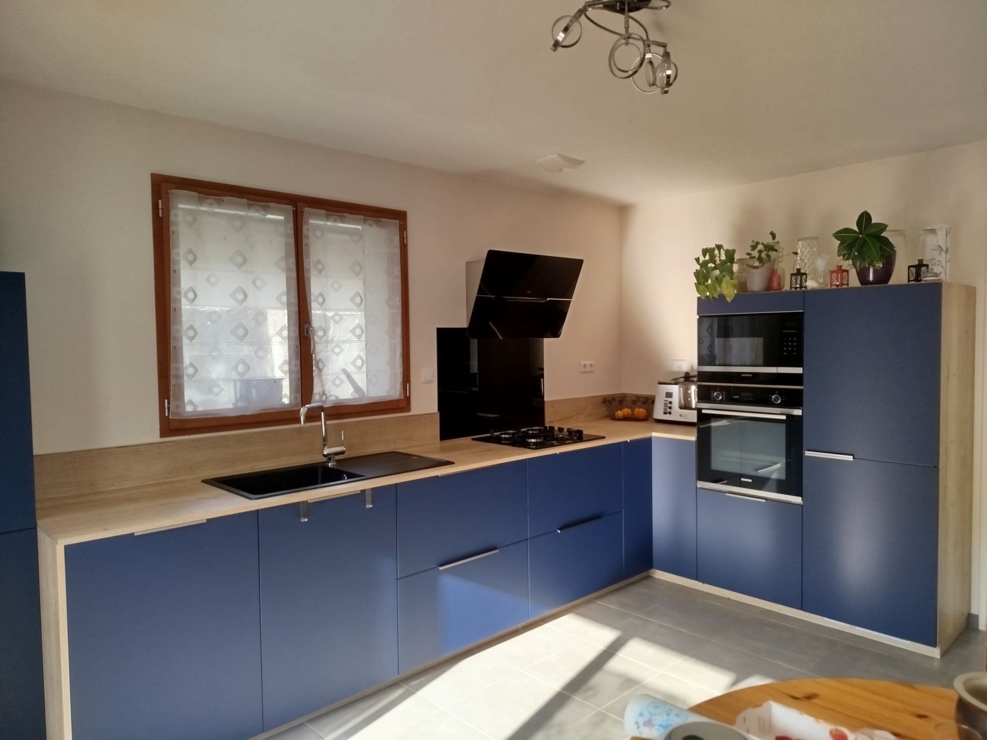 Cuisine dans les tons bois et blancs