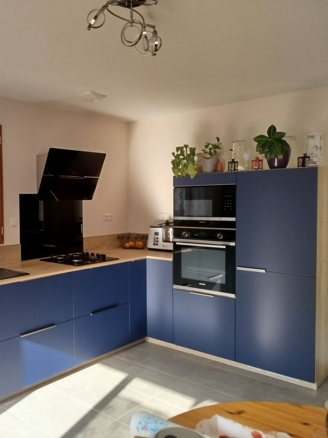 Une cuisine en bois et gris