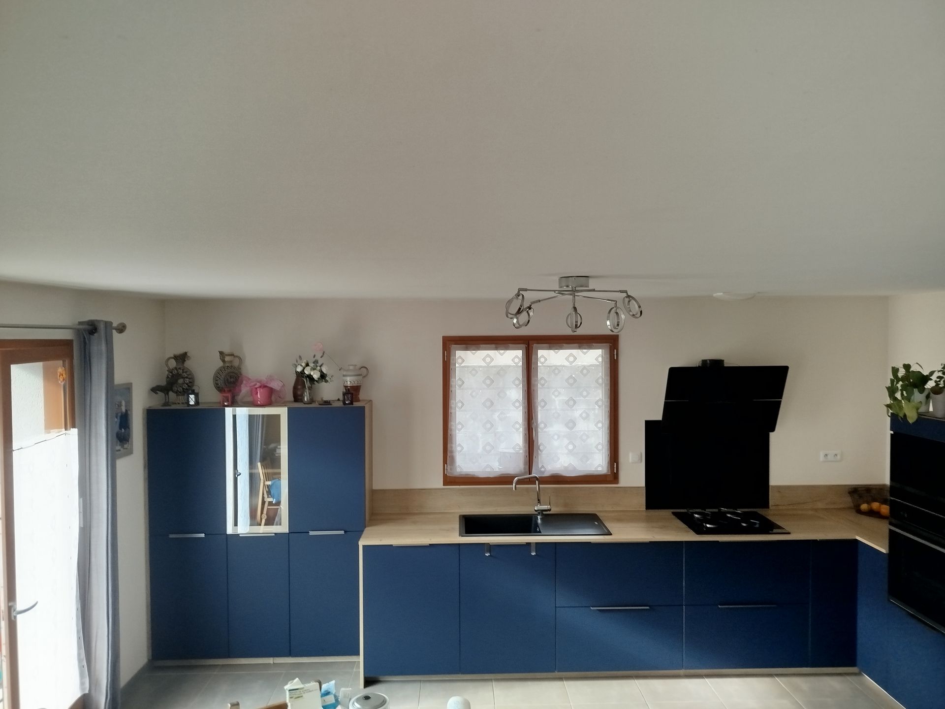 Un main installe un tiroir de cuisine