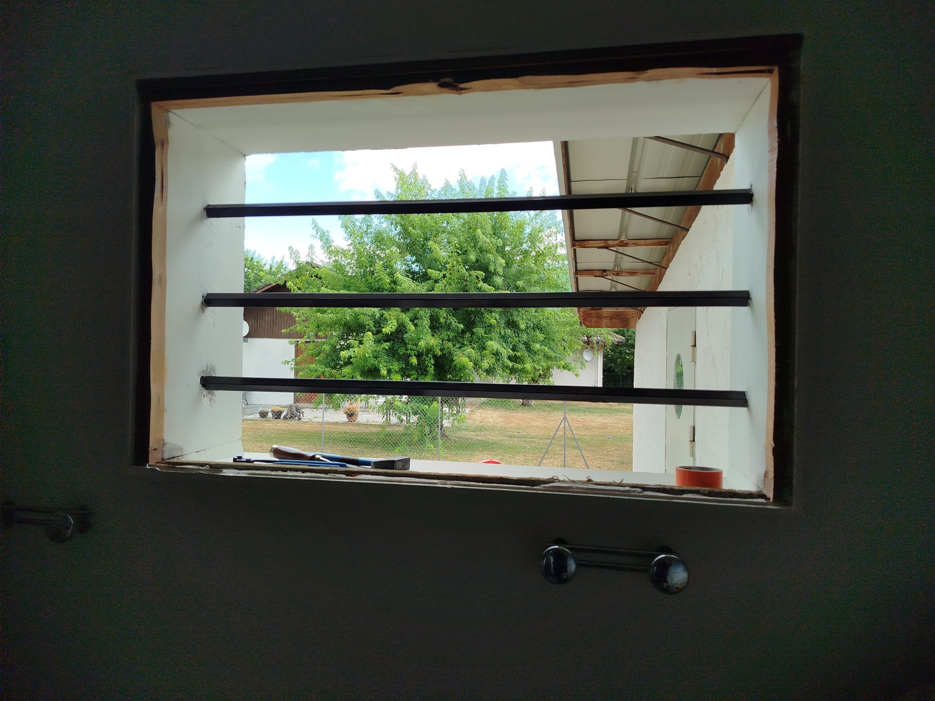 Une fenêtre avec des barreaux