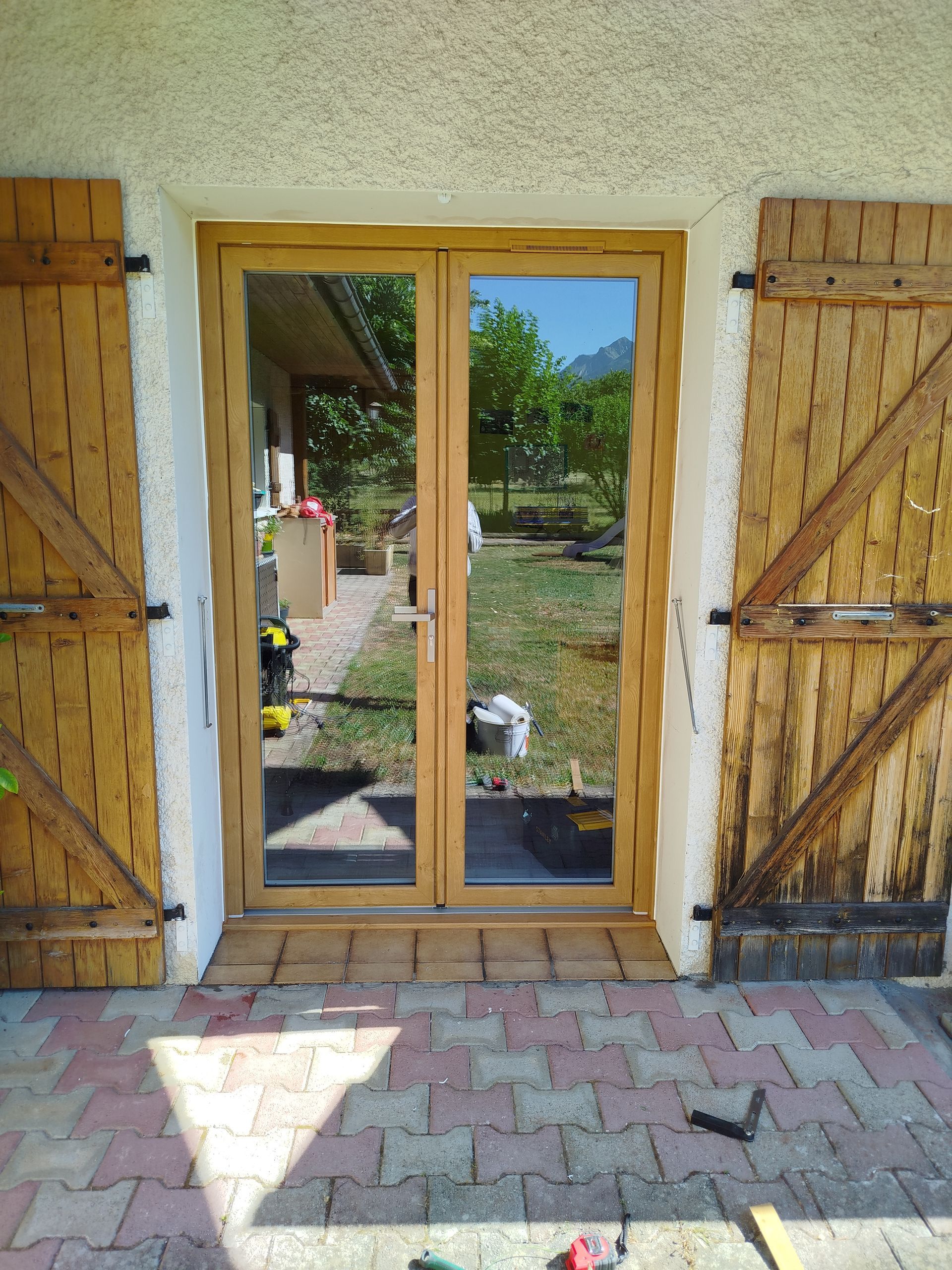 Un homme installe une fenêtre