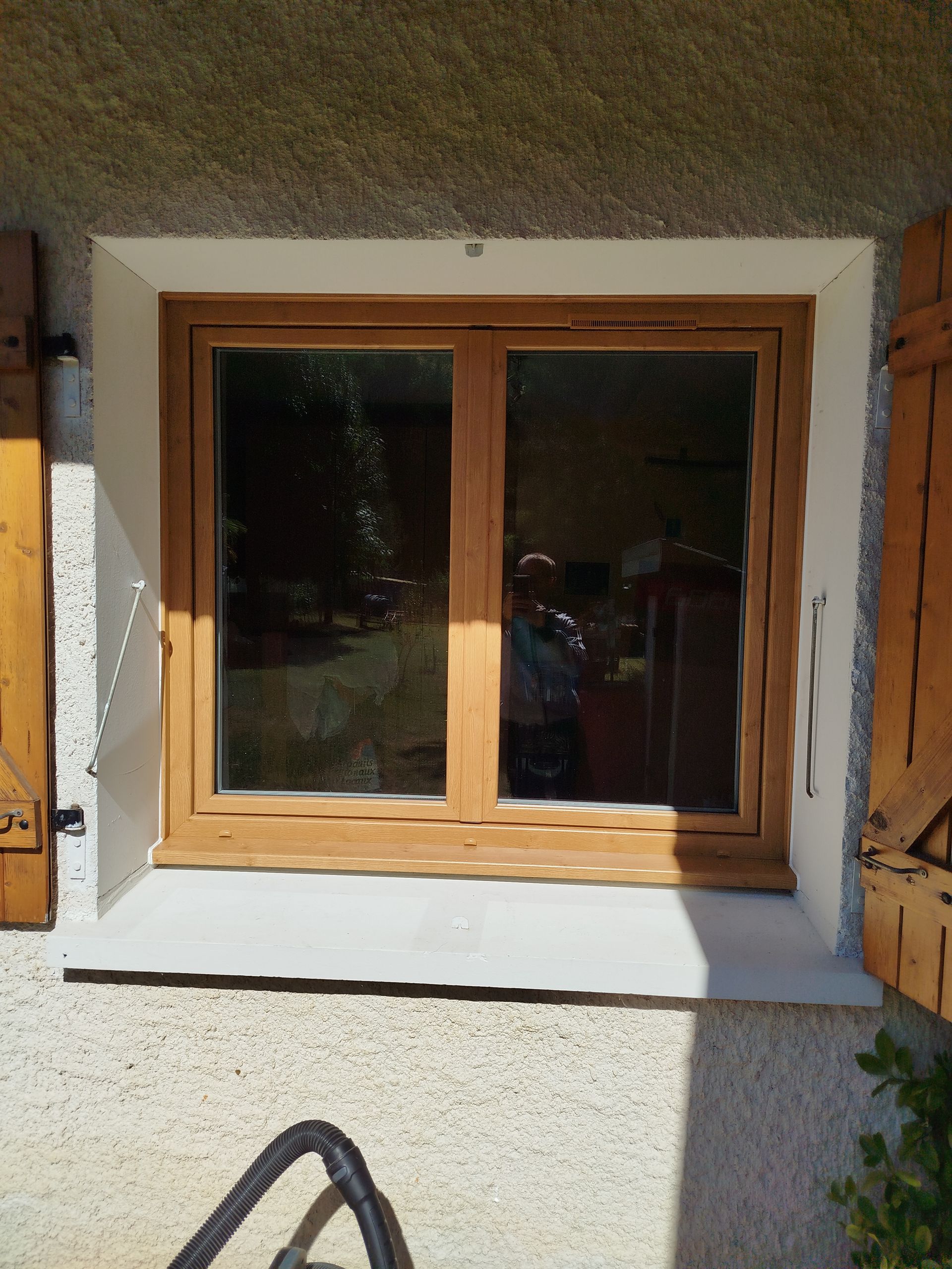 Un homme ouvre une fenêtre