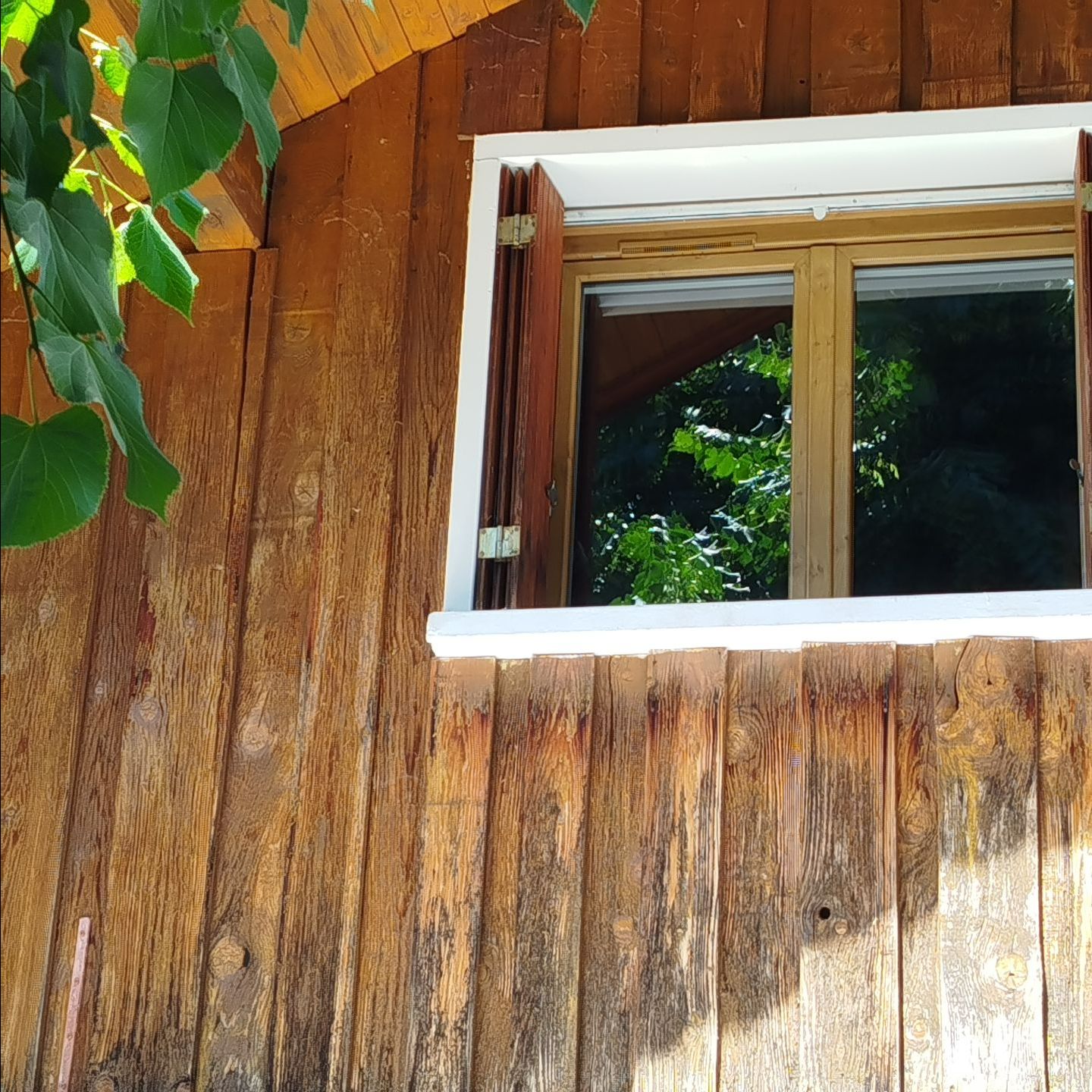 Une fenêtre entourée de bardage