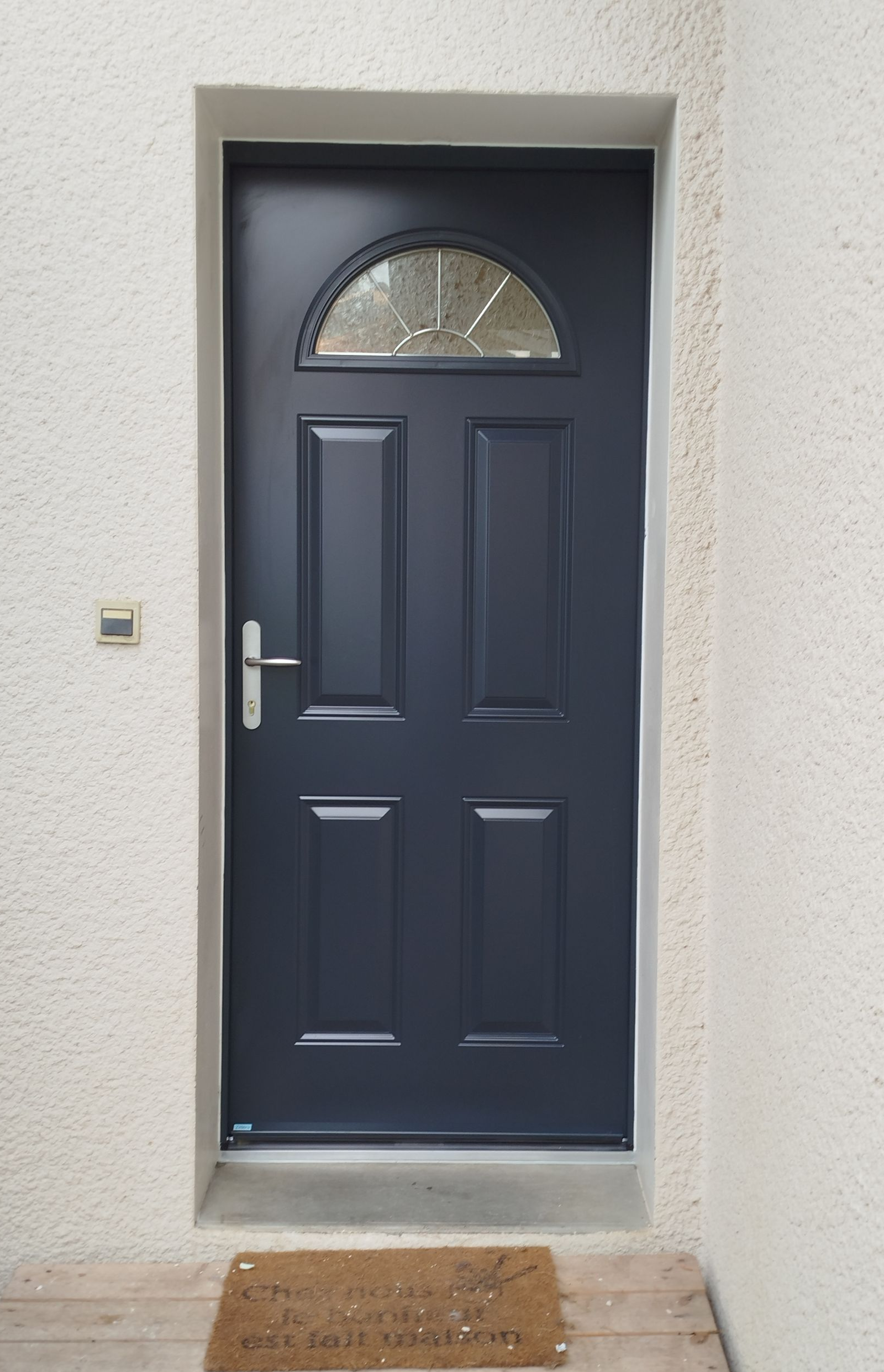 Une porte d'entrée en bois et vitrée