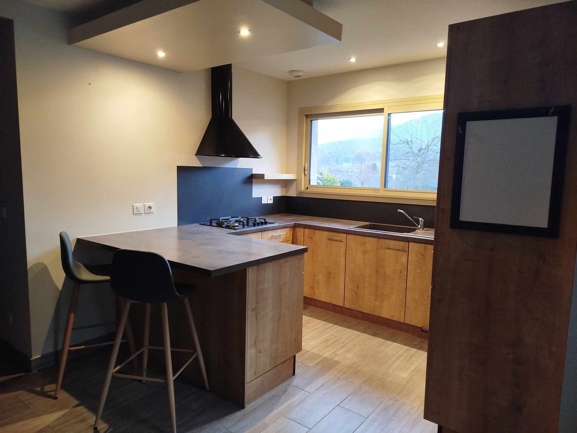 Cuisine en bois et hotte noire