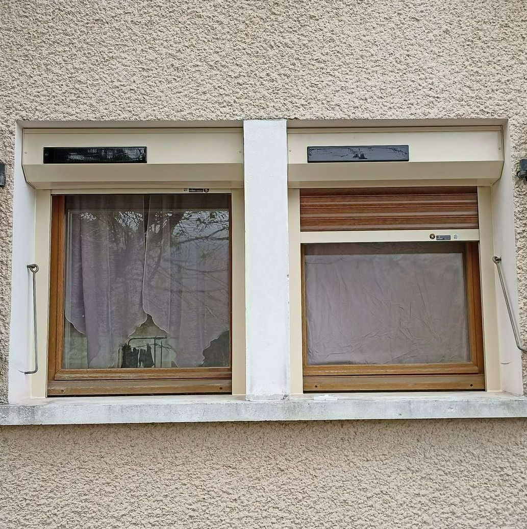 Deux petites fenêtres extérieures