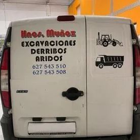 Furgoneta blanca con los números de contacto del servicio de excavación y retirada de escombros