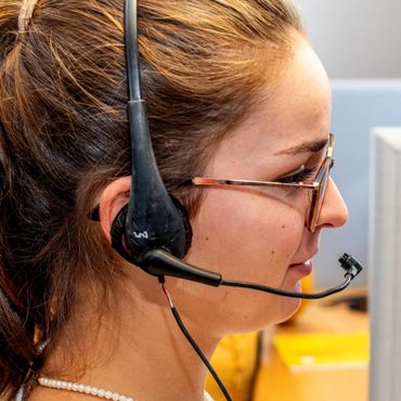 Jeune femme avec des lunettes avec un casque sur la tête