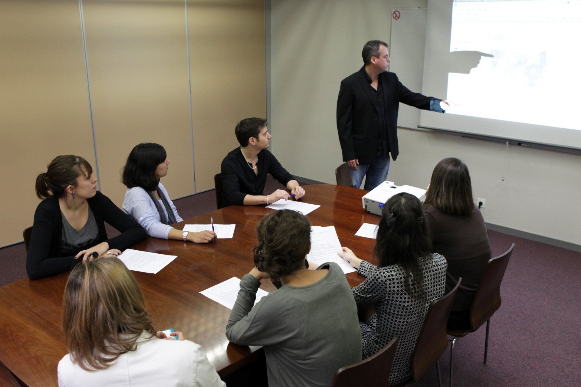 Homme qui présente un diaporama lors d'une réunion