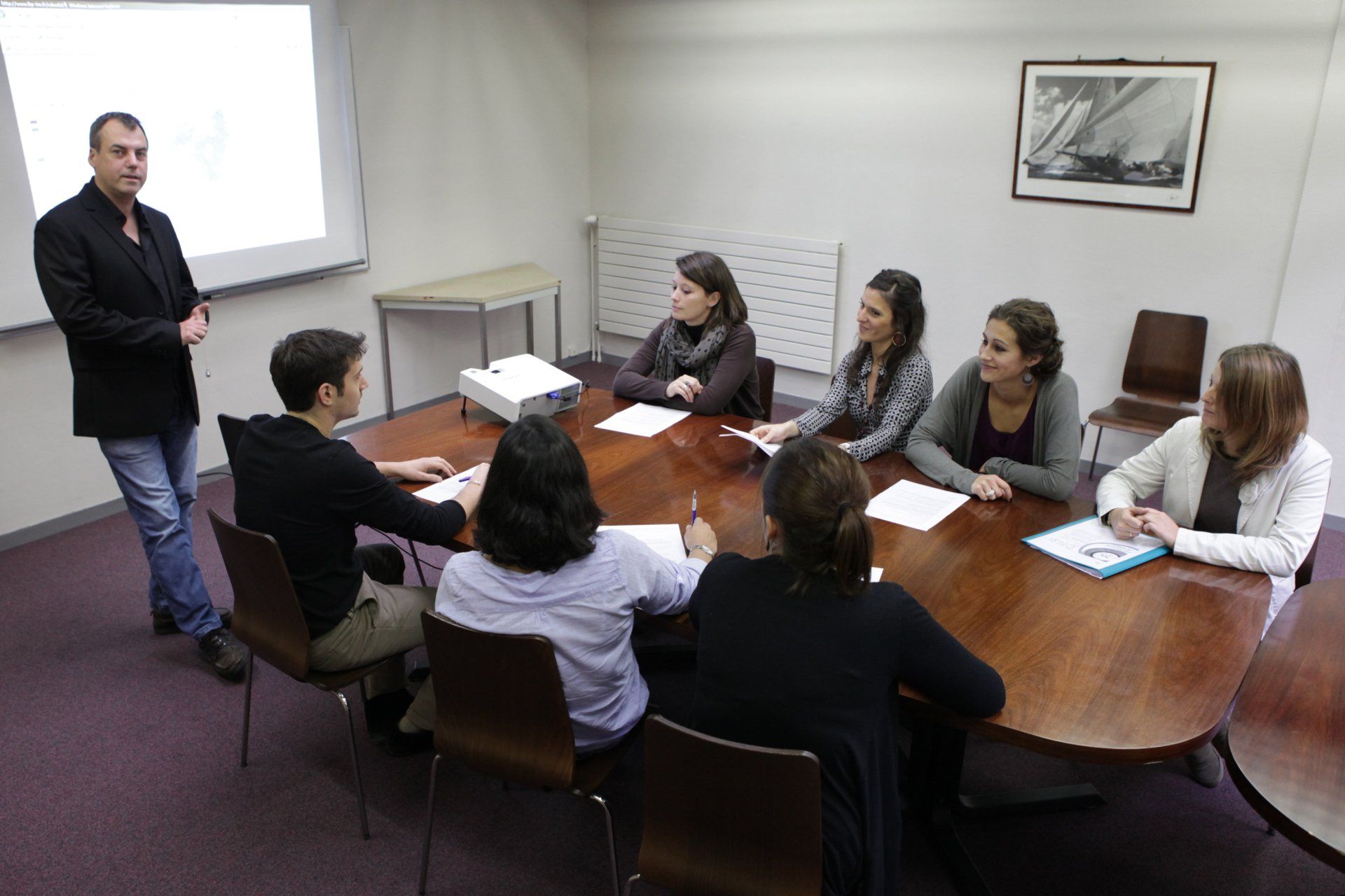 Réunion autour d'une table en bois