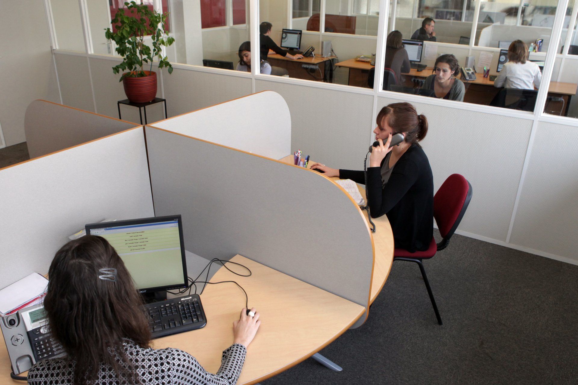 Femme au téléphone dans un open space