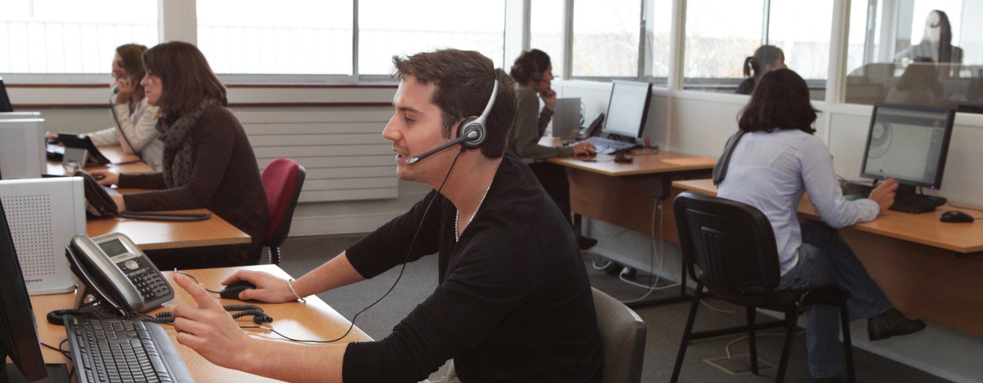Homme avec un casque et un micro