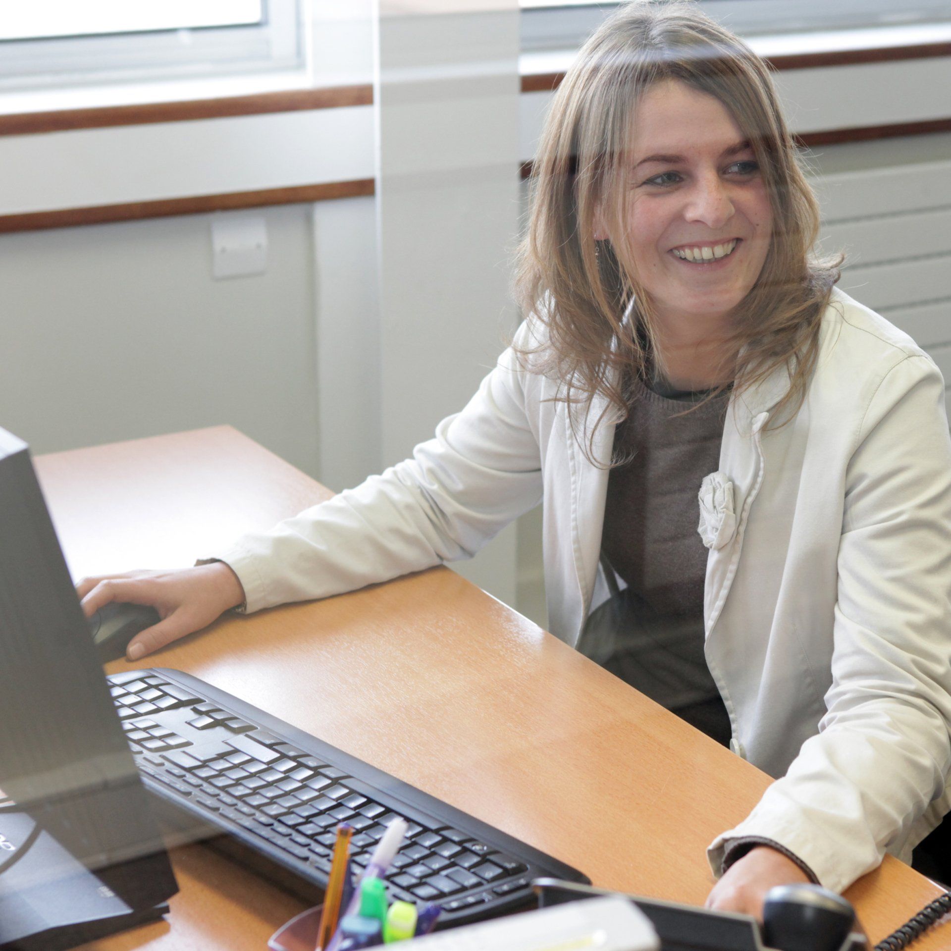 Femme blonde devant un ordinateur