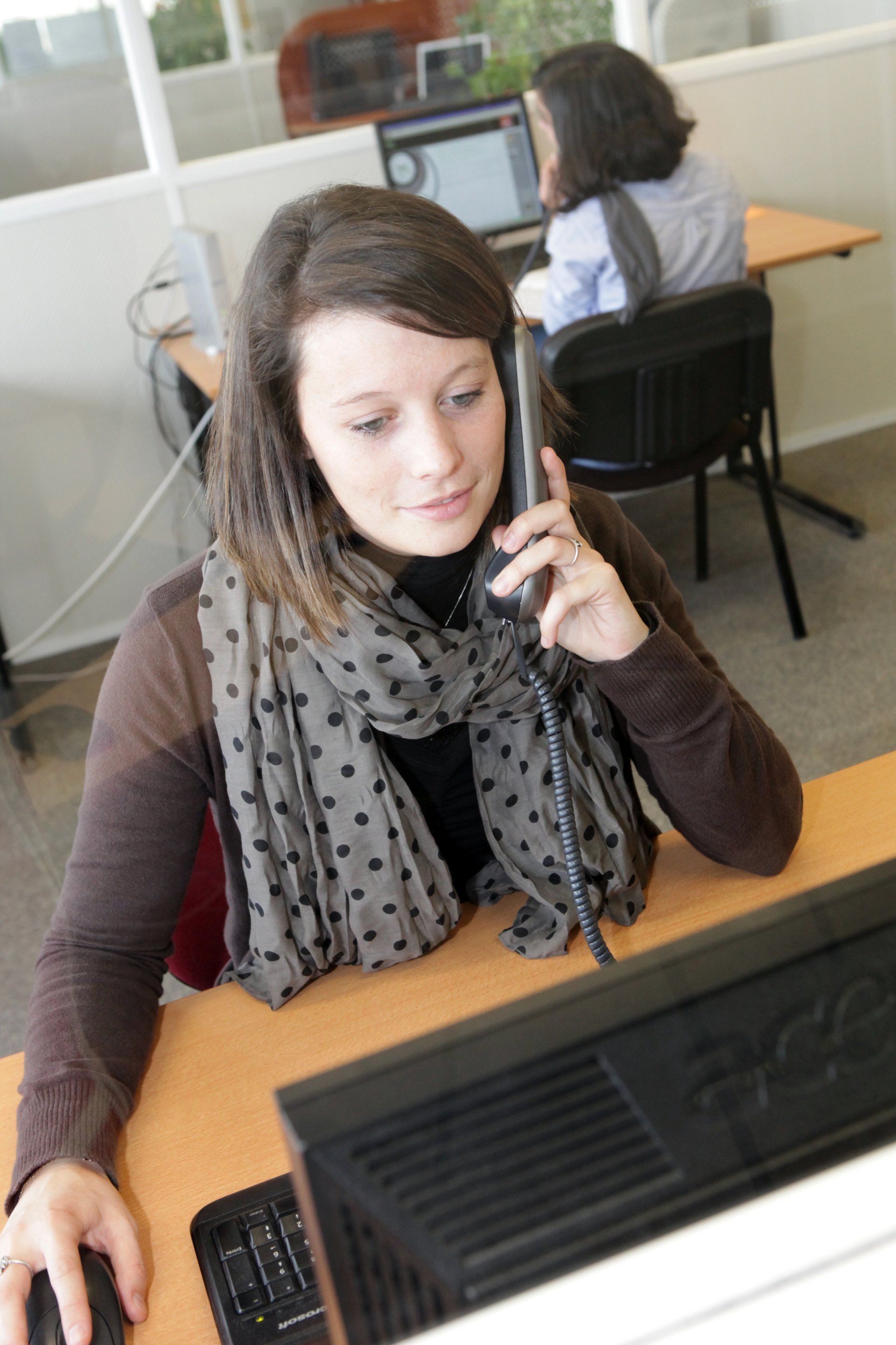Femme avec un foulard qui téléphone