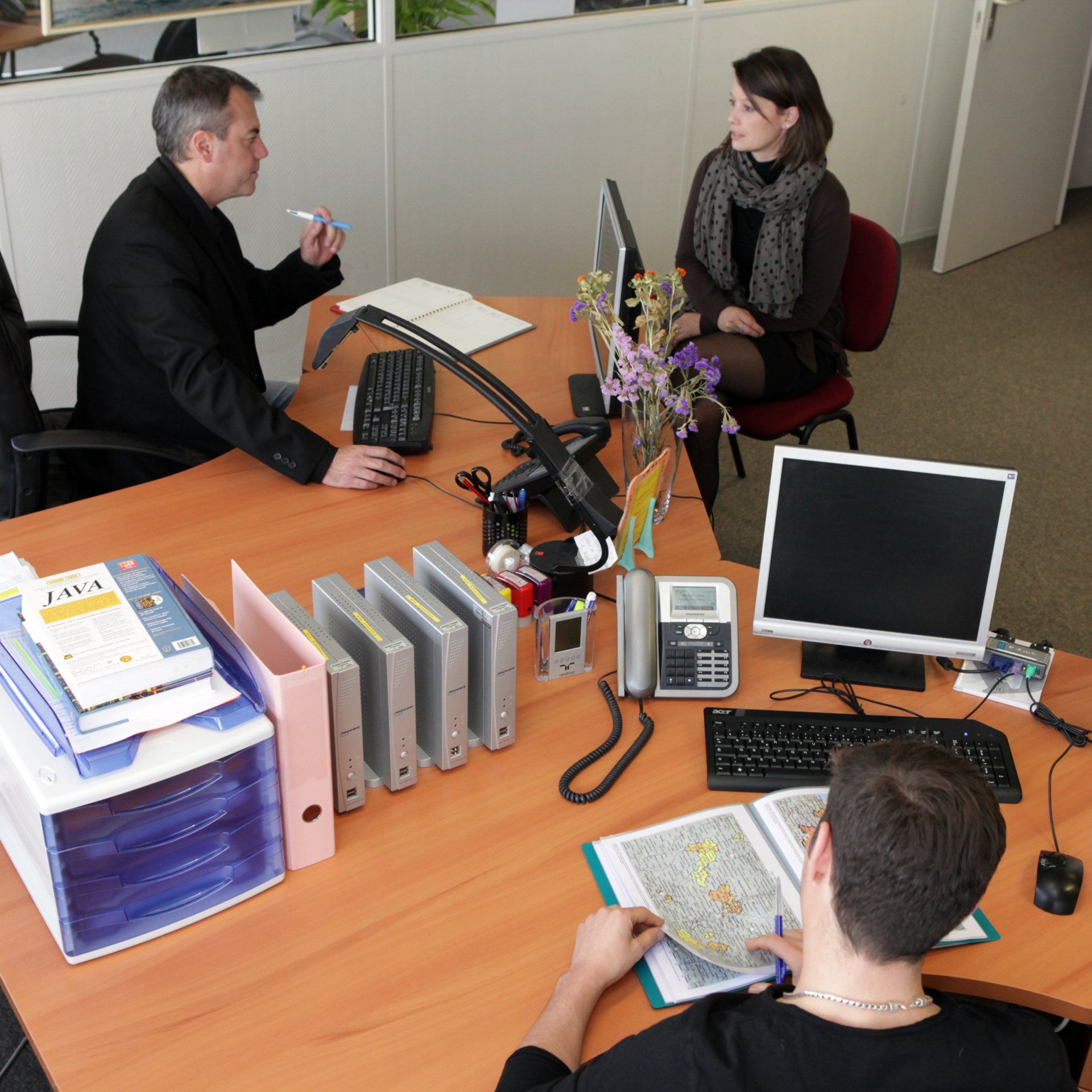 Un homme en rendez-vous professionnel avec une femme et un autre homme à côté