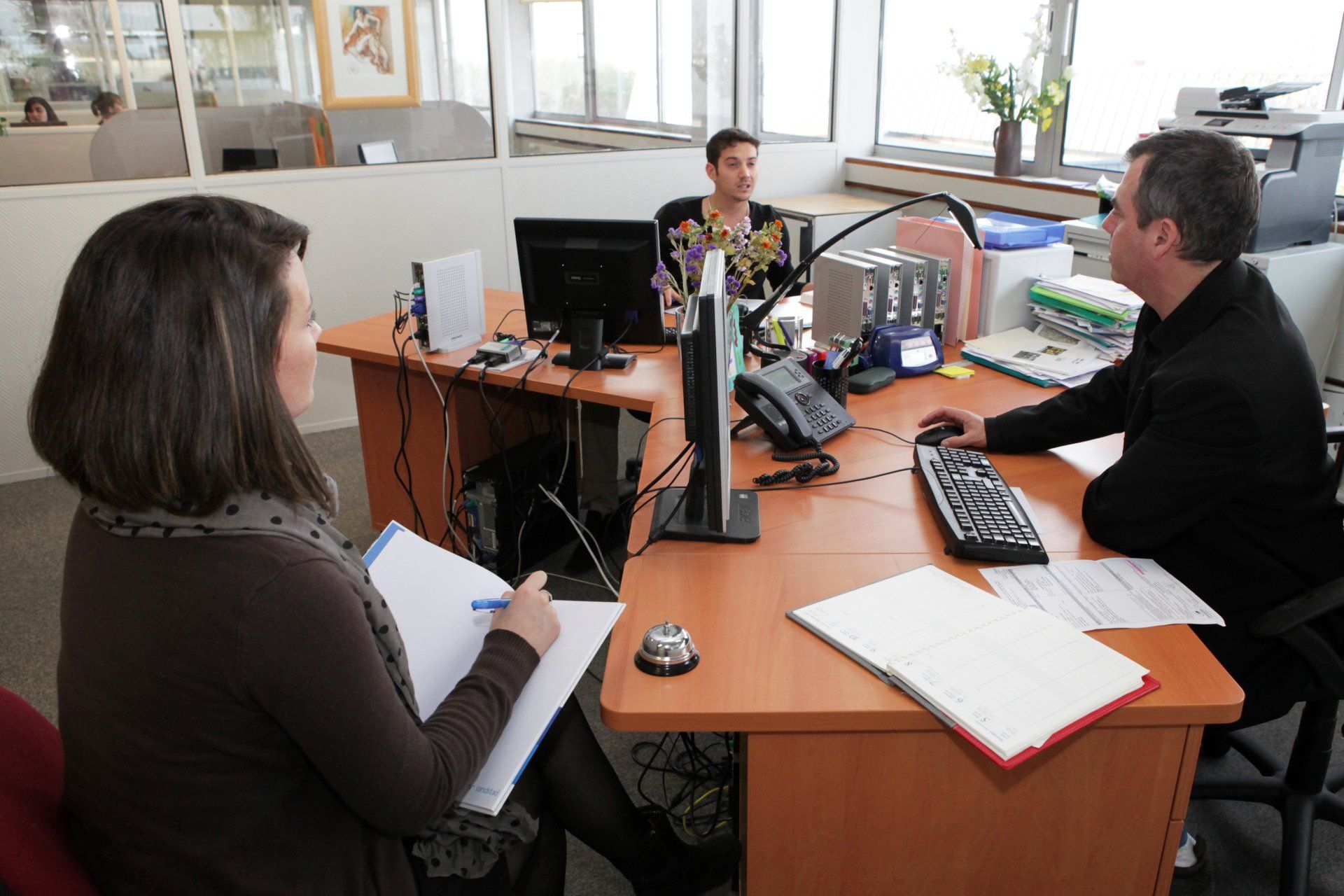 Rendez-vous professionnel entre deux hommes et une femme dans un bureau