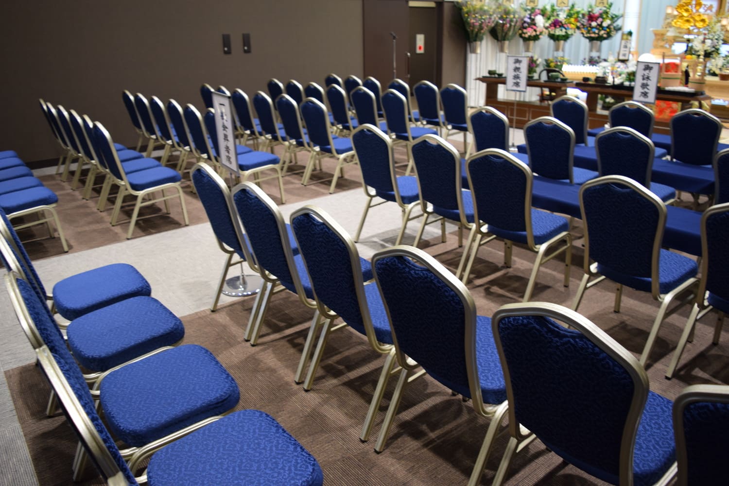 Beaucoup de chaises bleues