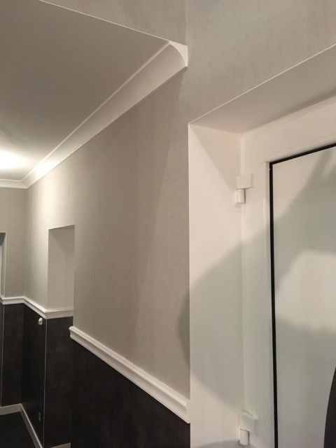 Malermeister Heinrich Olfert Flur mit Beleuchtung und hellgrauer Tapete