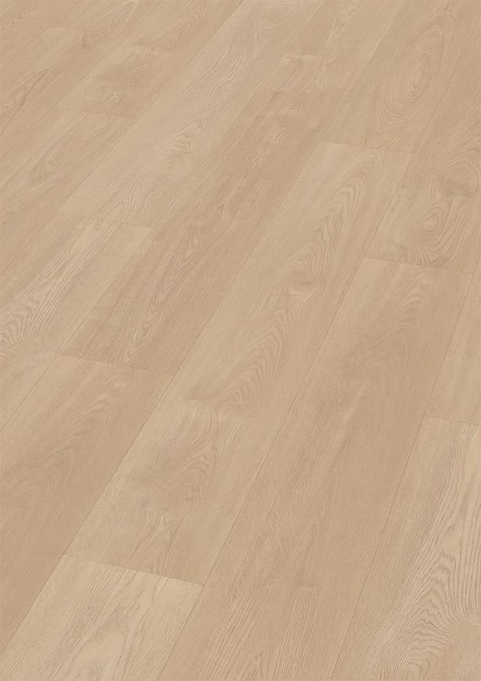 Suelo de imitación madera color beige claro, dispuesto de forma escalonada.