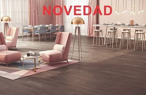 Una sala de estar llena de muebles y un comedor.