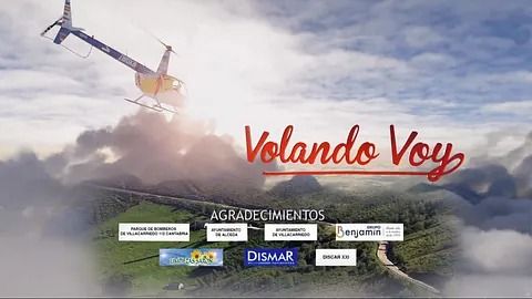 Un helicóptero está volando sobre una montaña en el cielo.