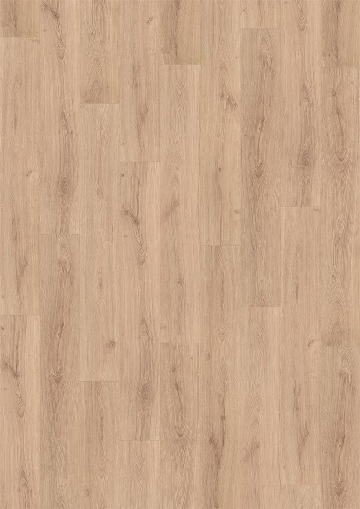 Piso laminado de madera de color claro, vista en ángulo.