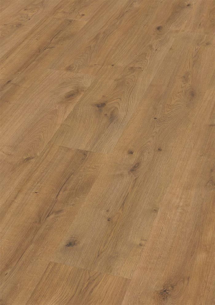 Primer plano de un piso de madera de color marrón claro, con vetas y nudos prominentes.