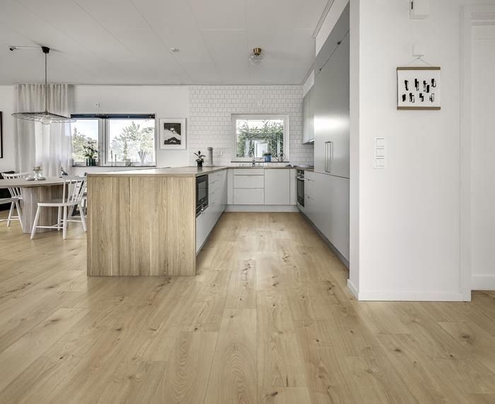 Suelo de madera de color claro con tablones verticales.