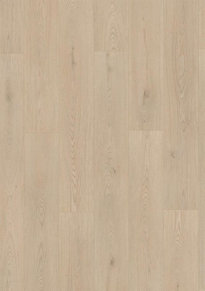 Tablones de piso de madera noble de color beige claro.
