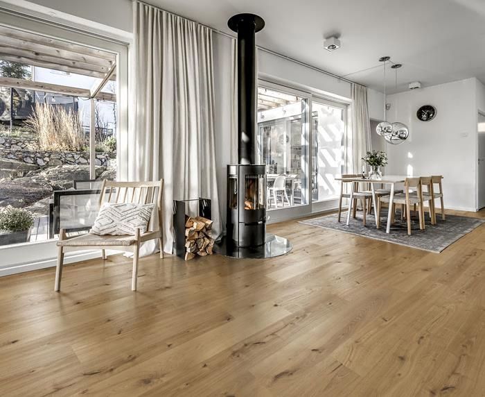 Tablones de piso de madera de color marrón claro.