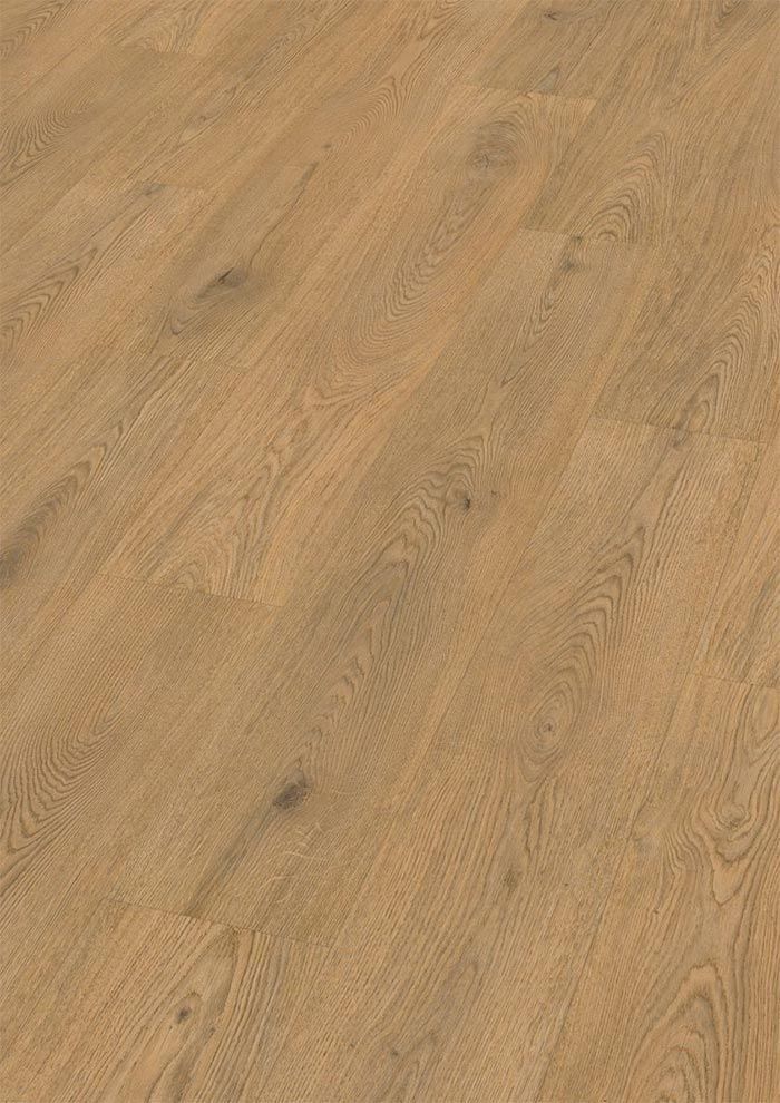 Piso de madera de color marrón claro con patrones de vetas verticales.