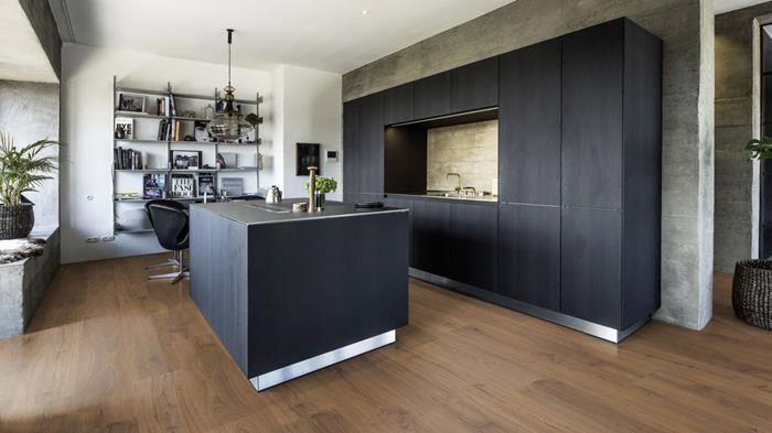 Piso de madera marrón con diferentes tonos y patrones de vetas.