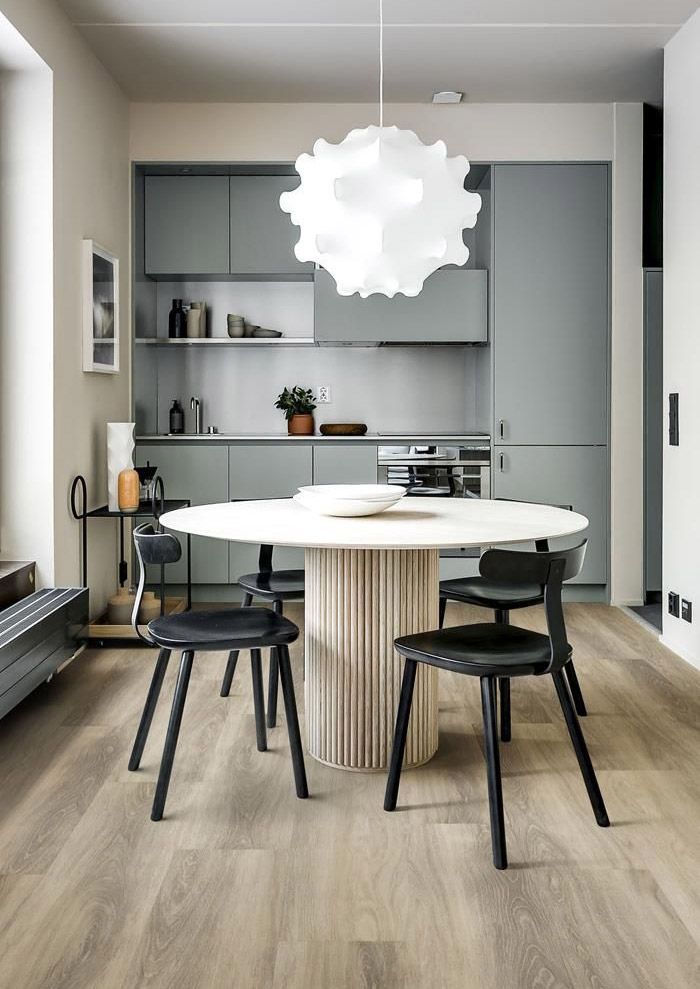 Vista de cerca de un piso de tablones de madera de color marrón claro, con variaciones en las vetas y los tonos.