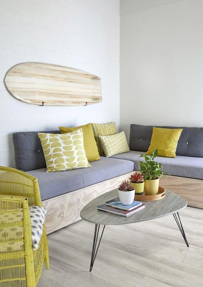 Suelo imitación madera color gris claro, tablones verticales con detalle de veta de madera, apto para uso interior.