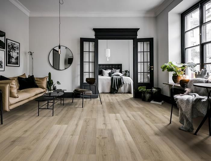 Piso de tablones de madera de color marrón claro.