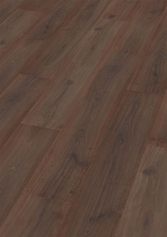 Piso de madera de color marrón oscuro con vetas de madera.