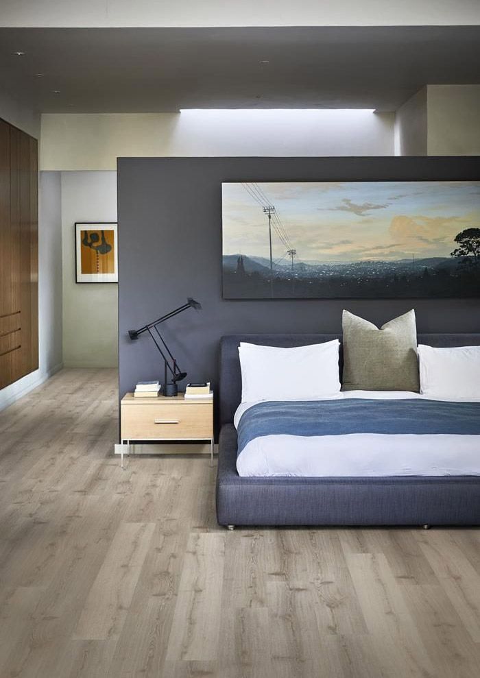 Piso de madera de color claro con tablones verticales y sutiles variaciones de vetas.