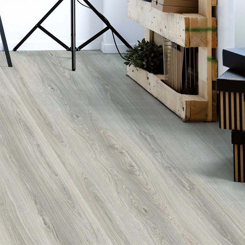 Piso de madera de color gris claro, con patrón de tablones diagonales y nudos de madera visibles.