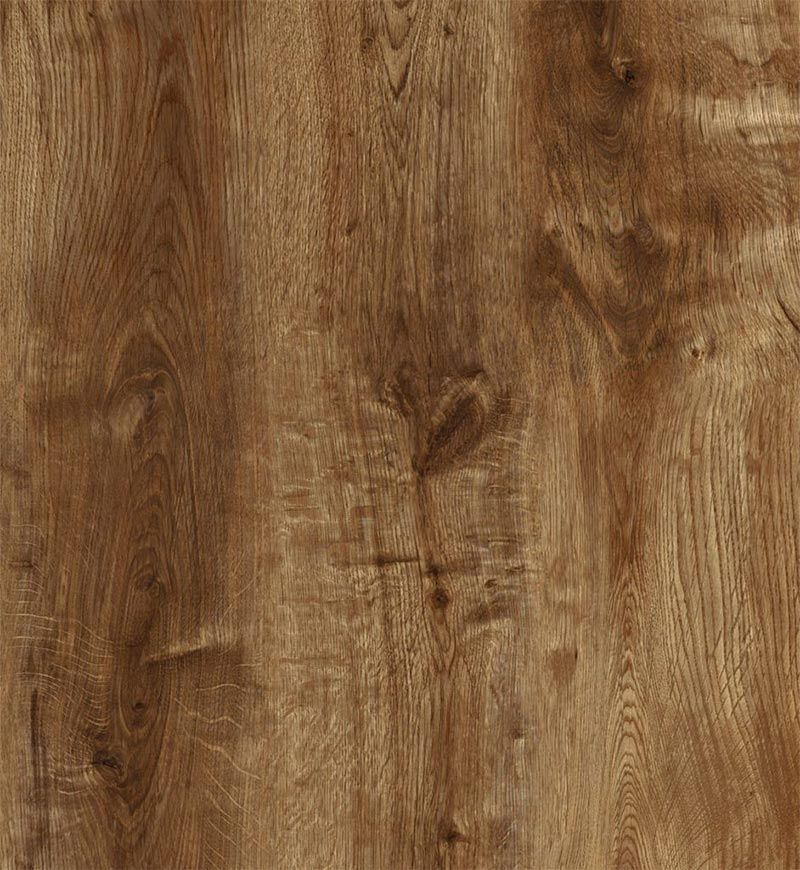 Primer plano de piso de madera diagonal en tonos marrones con detalles de vetas de madera.