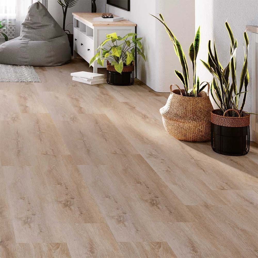 Suelo de aspecto madera color marrón claro con vetas visibles y un aspecto ligeramente texturizado.