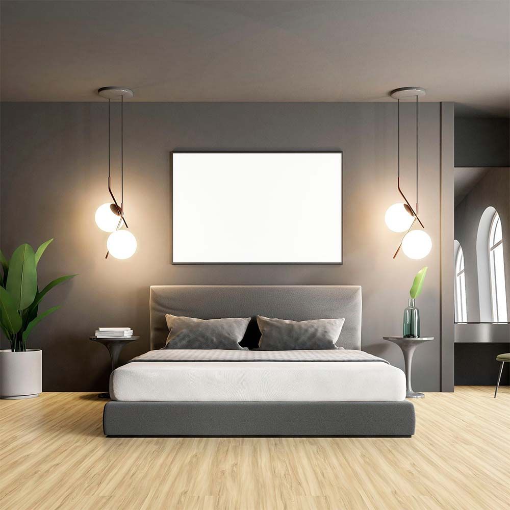 Tablas de suelo de madera clara en distintos tonos de beige y marrón, colocadas en un patrón escalonado.