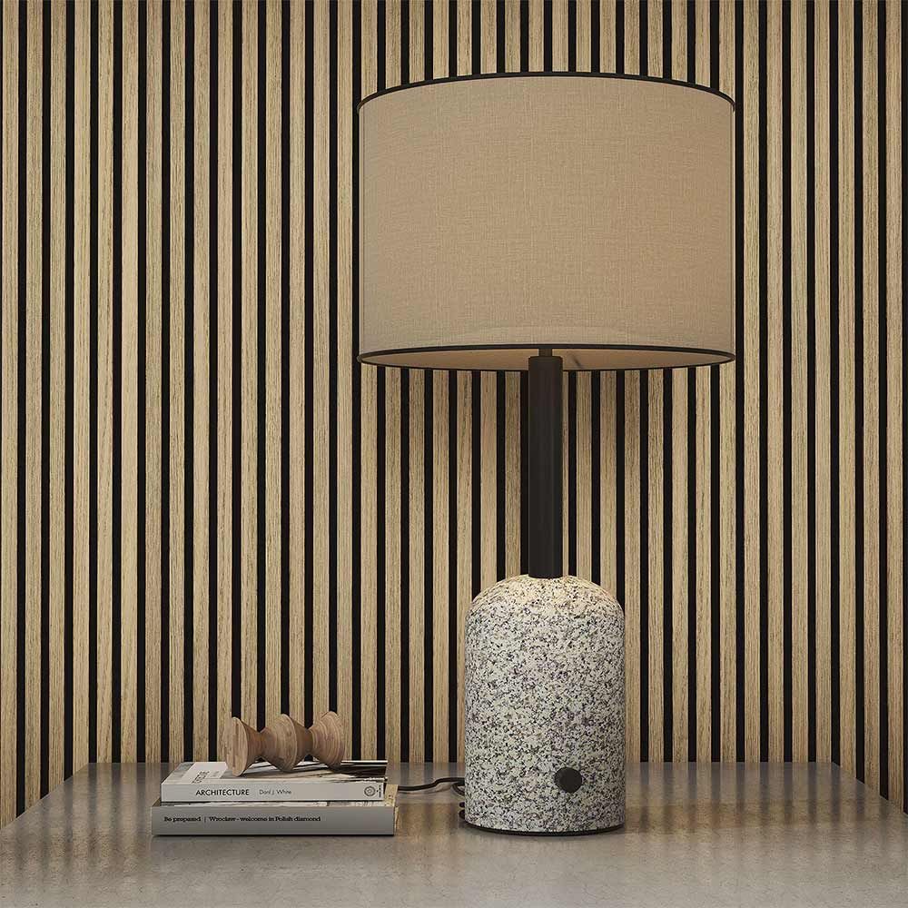 Panel de pared de listones de madera con ranuras alternadas de color marrón claro y negro.