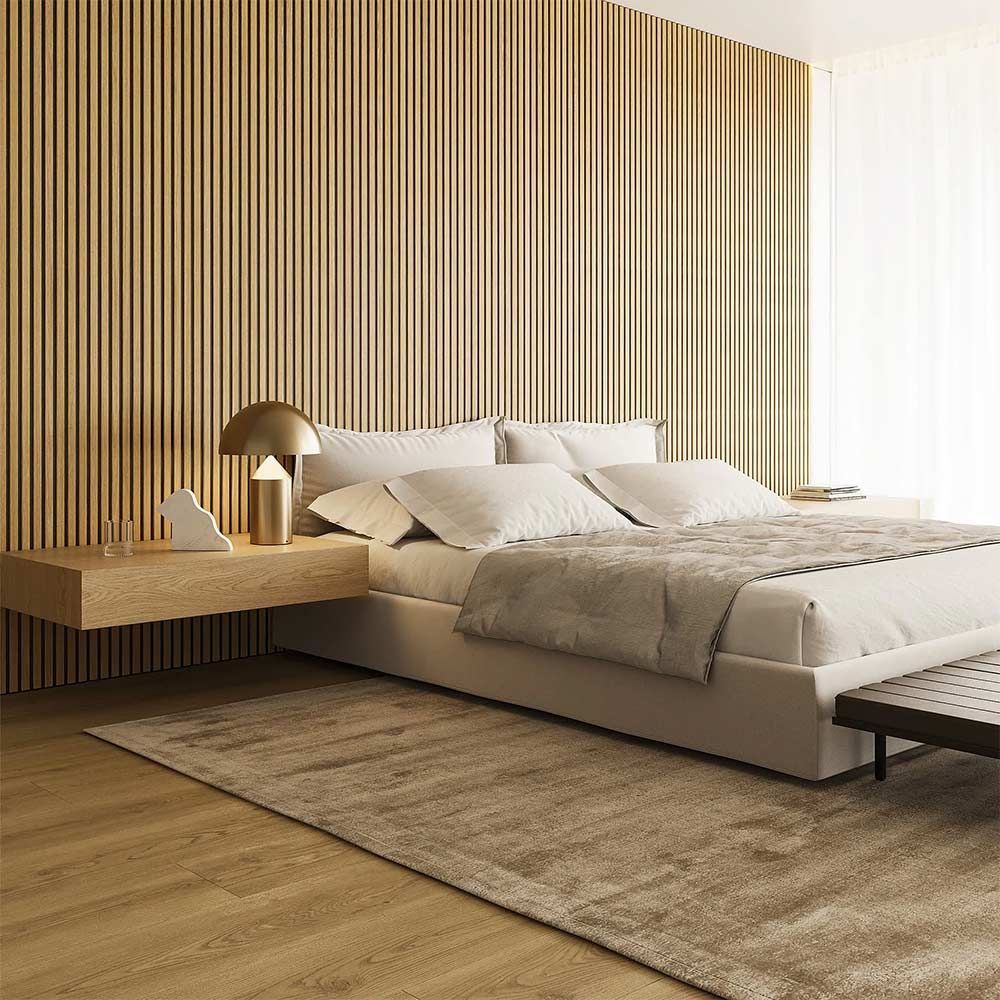 Panel de madera con lamas verticales de color marrón claro y espacios en color negro.