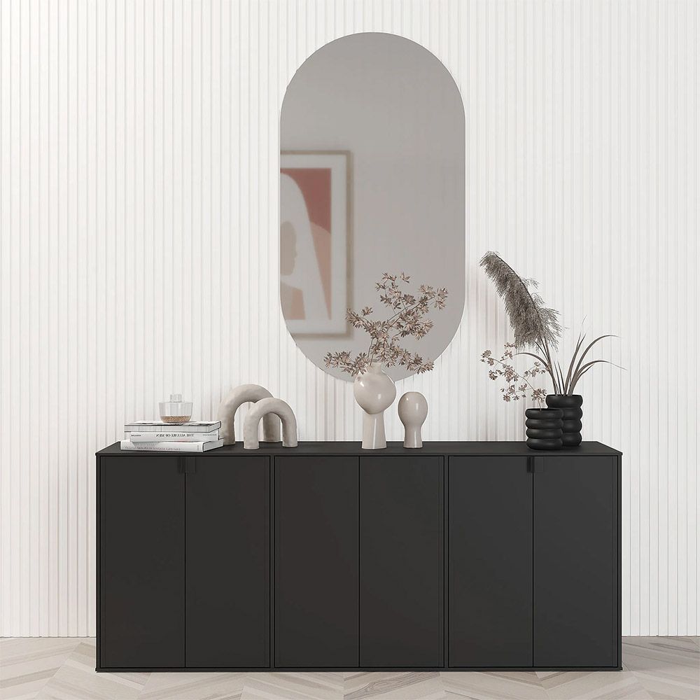 Revestimiento vertical de madera de color blanco.