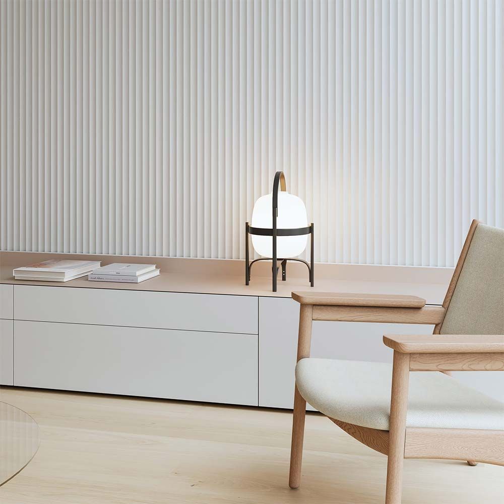 Tela plisada vertical de color blanco.