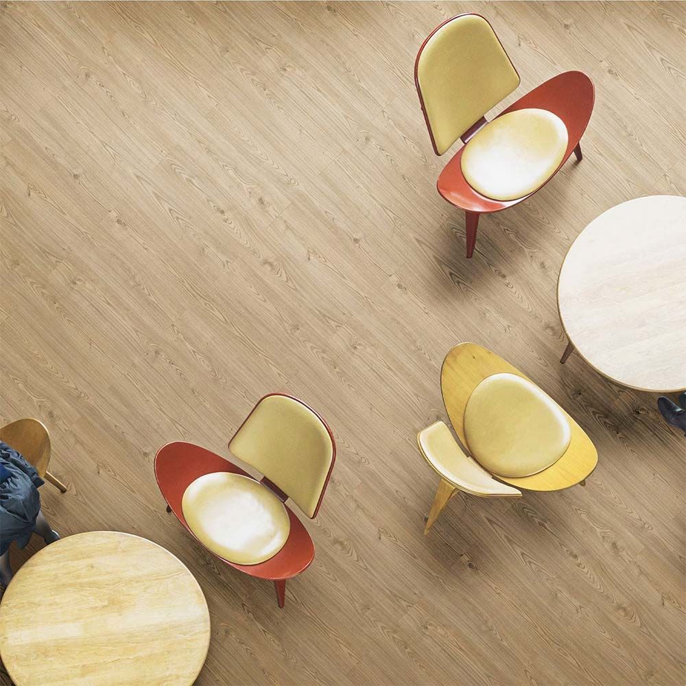 Suelo de madera de color marrón claro con veta vertical.