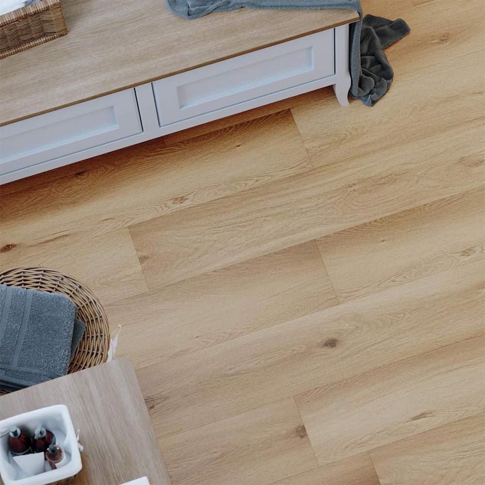 Piso de madera de color claro con textura de veta de madera visible, perspectiva en ángulo.