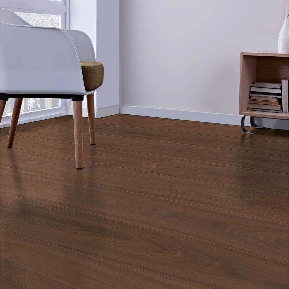 Textura de veta de madera marrón, probablemente suelo de madera noble. Líneas verticales y variaciones de color.